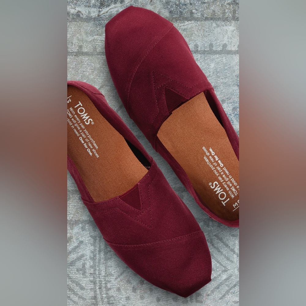 Burgundy canvas Toms